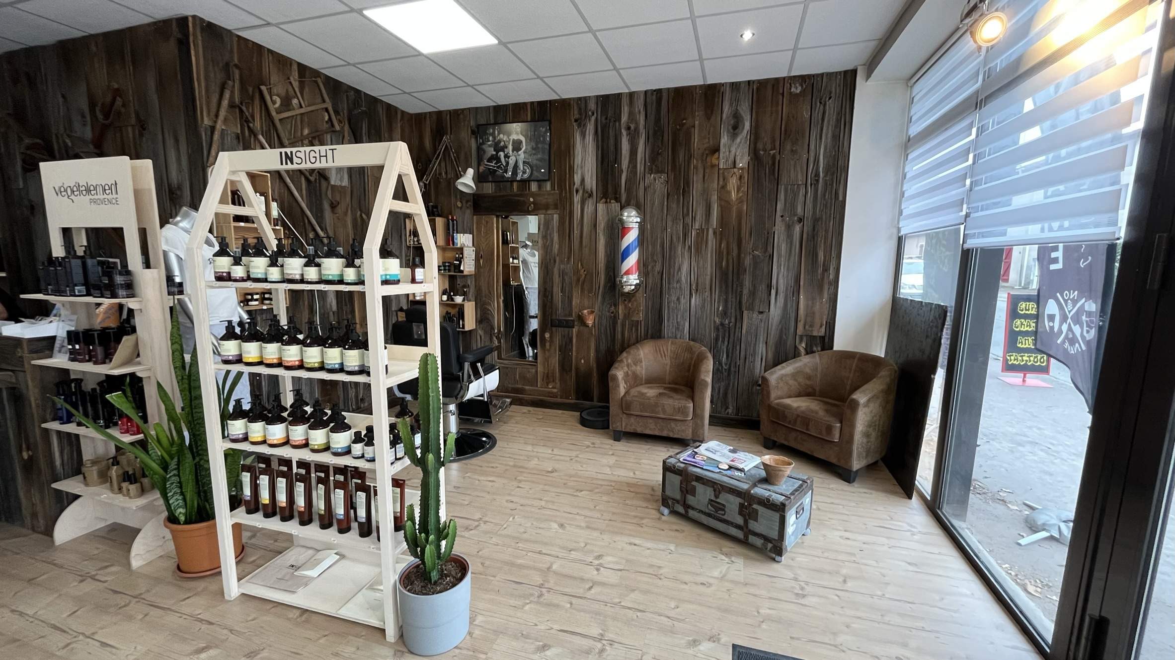 Intérieur du salon de coiffure No Name 40 à Lit-et-Mixe, un espace moderne et chaleureux dédié aux habitants de Hinx, Mezos, Levignacq et Mimizan.